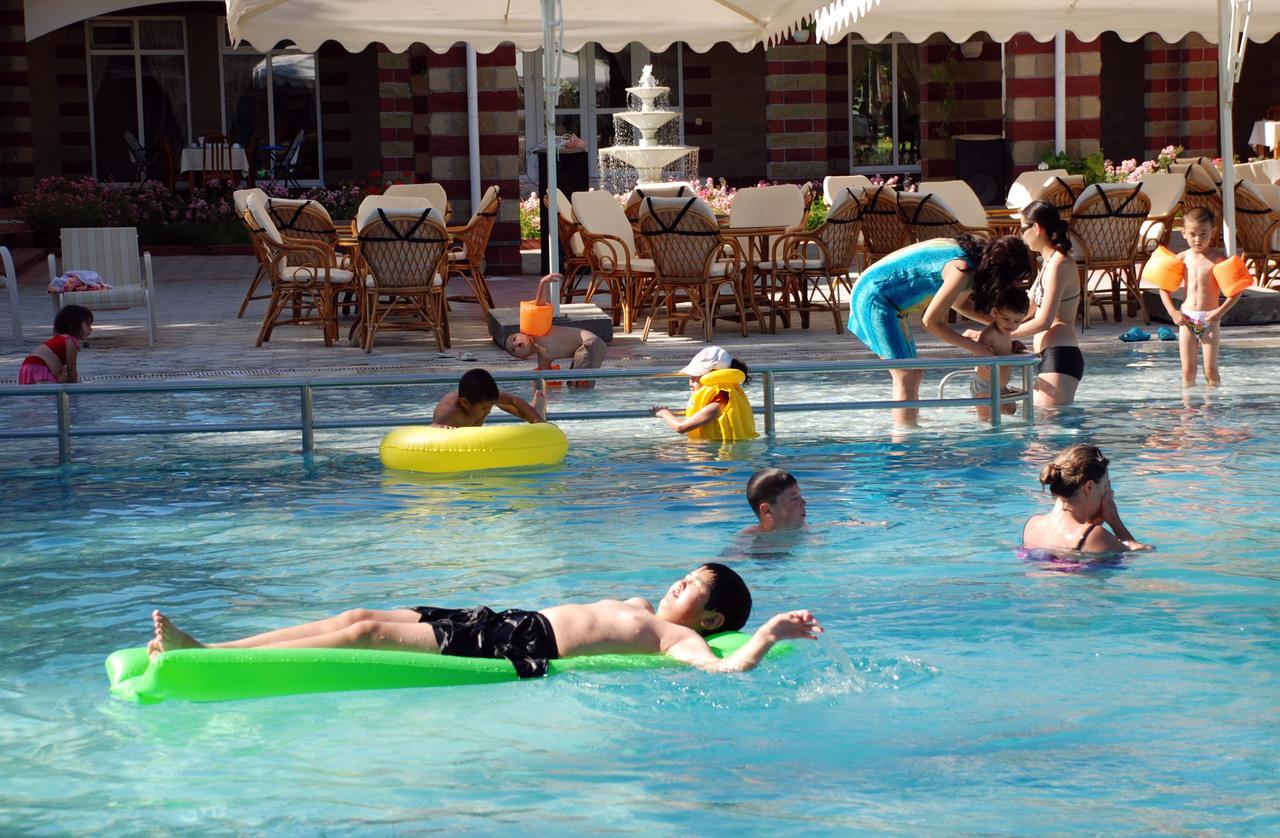 Resort Center Raduga Dolinka Bagian luar foto